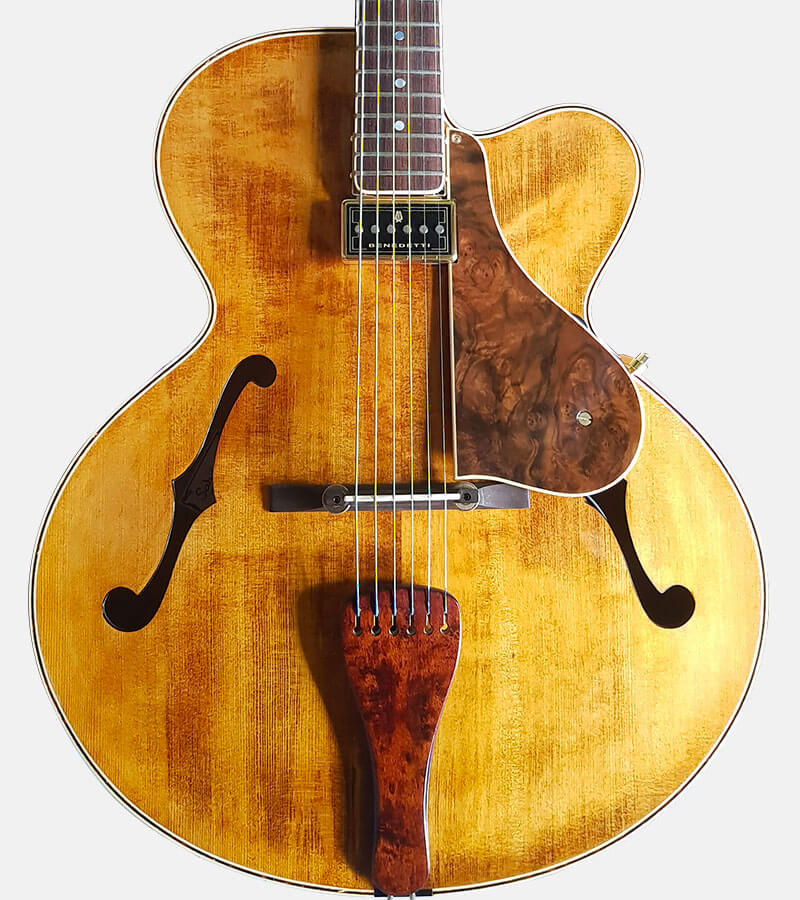 dinah-guitare-sabolovic-france-principal Dinah est notre modèle jazz 17’ traditionnel . Avec son micro suspendu, son volume discrètement dissimulé sous le pickguard, la table d’harmonie se retrouve libre de toute contrainte, et rentre en totale vibration.